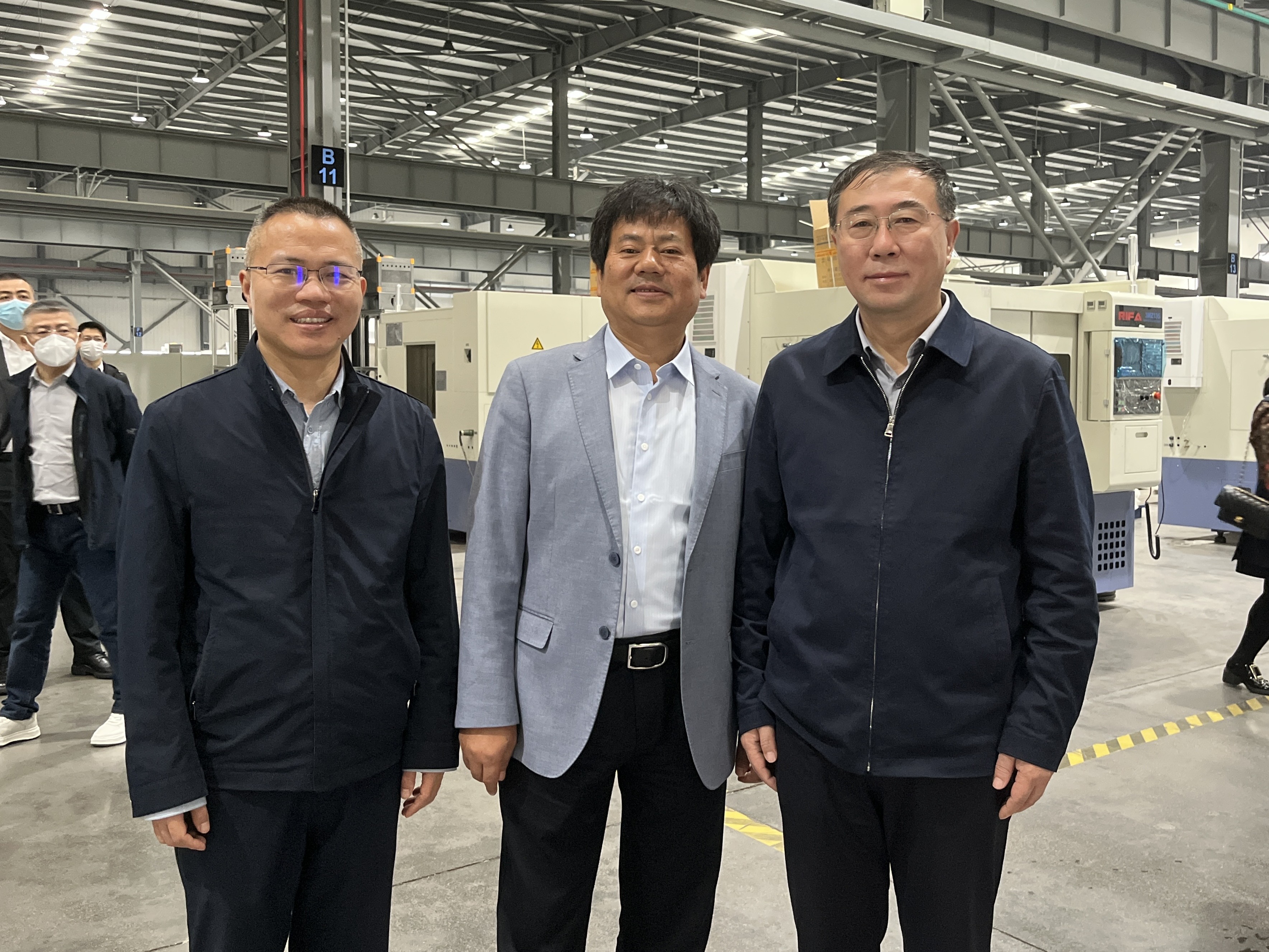 圖為日發(fā)機床董事長(cháng)梁海青（中）、吉林省發(fā)改委一級巡視員張志勇（右）及吉林省發(fā)改委黨組成員潘建勇（左）合照.JPG